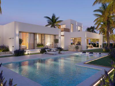 Exterior de villa moderna al atardecer, con piscina privada y tumbonas integradas, un jardín iluminado con palmeras y una zona de estar exterior cubierta con detalles de piedra.