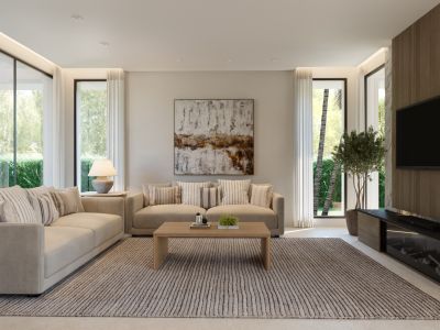 Amplio salón con dos sofás beige, mesa de centro de madera y alfombra texturizada. Grandes ventanales ofrecen vistas a la exuberante vegetación, complementado por una pared de TV de madera con chimenea moderna.