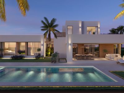 Exterior de villa moderna al anochecer con piscina privada iluminada, césped cuidado y áreas de comedor y salón exteriores bajo iluminación arquitectónica.
