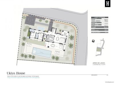 Plano de planta baja detallado de la villa, revelando la distribución de espacios interiores, piscina privada, terrazas y zonas ajardinadas con aparcamiento.