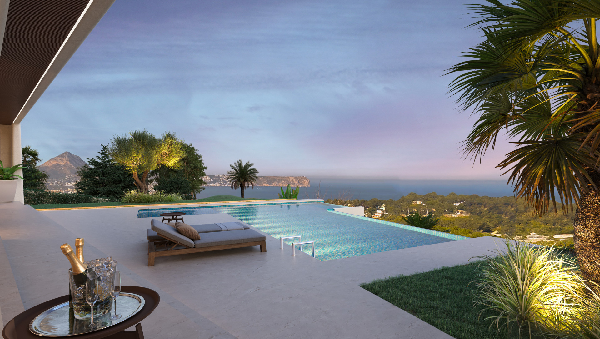 Vista de la piscina infinita con tumbonas, jardín y vistas al mar y montaña al atardecer en Jávea.