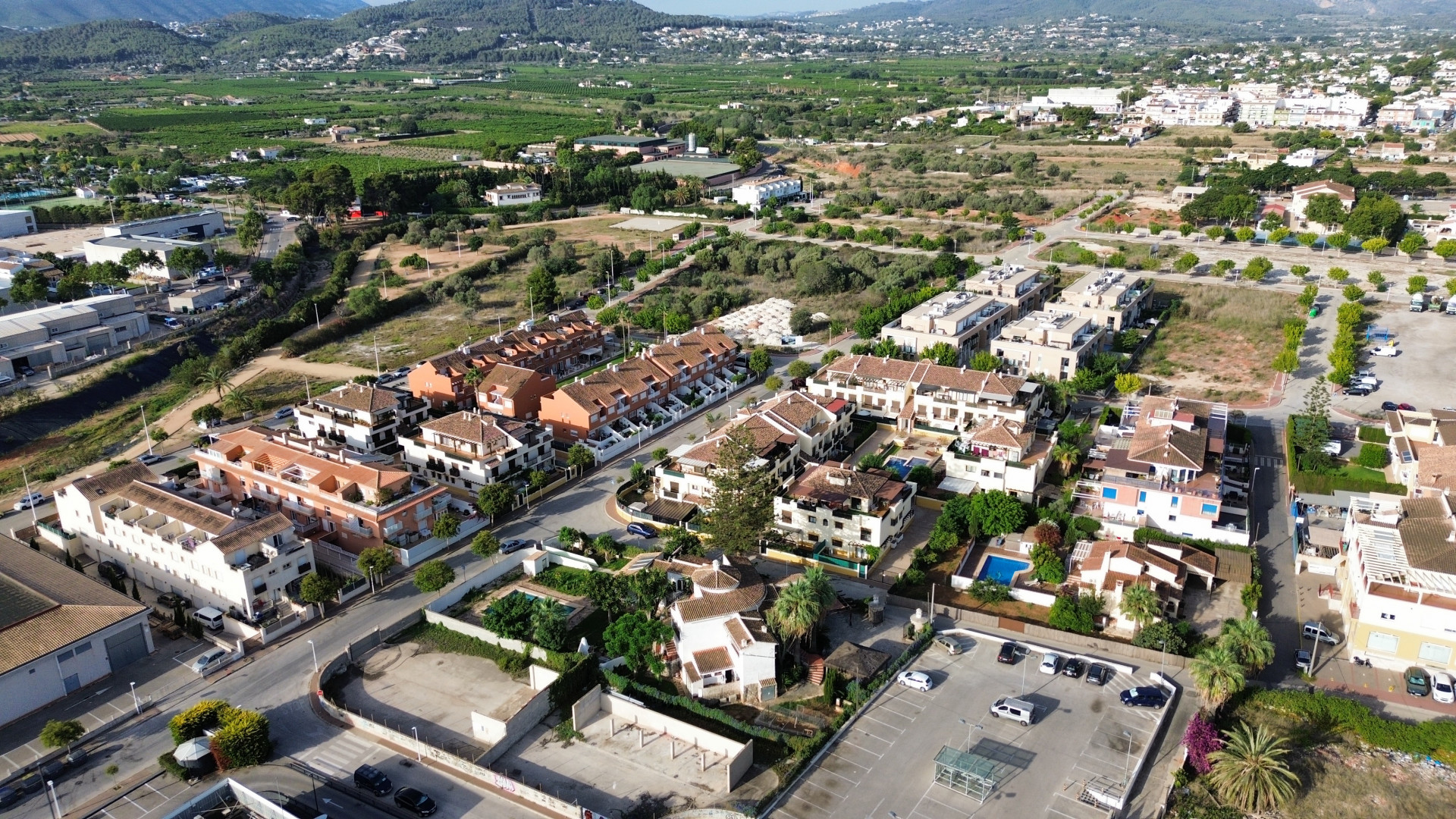 Vista aérea de la propiedad en Jávea, rodeada de residencias y vegetación.