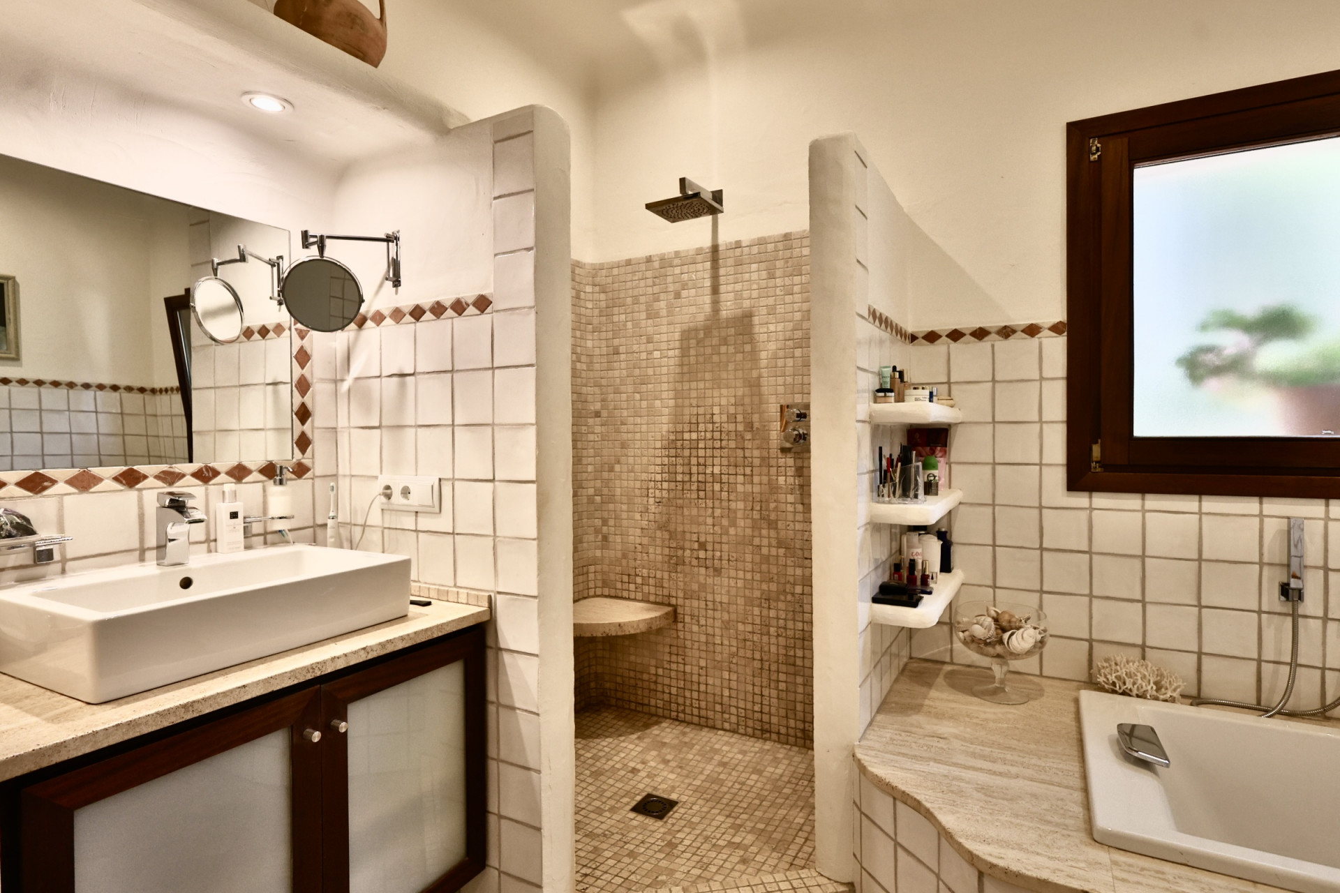 Baño con lavabo rectangular sobre mueble de madera oscura y encimera de piedra clara. Ducha de obra con mosaico beige y bañera integrada. Ventana esmerilada. Baño con lavabo rectangular sobre mueble de madera oscura y encimera de piedra clara. Ducha de obra con mosaico beige y bañera integrada. Ventana esmerilada.