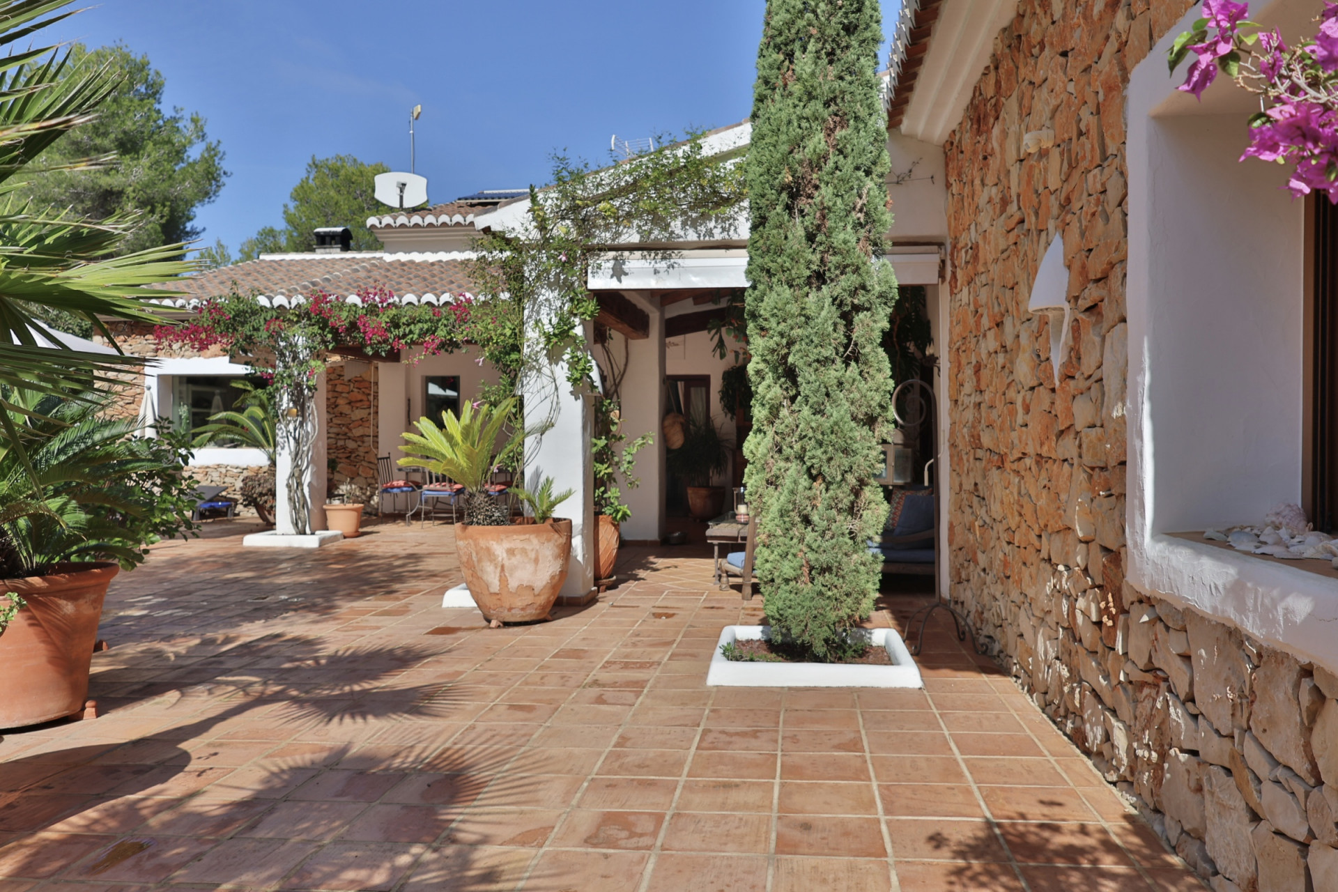 Villa en Jávea con Vistas Panorámicas al Mar