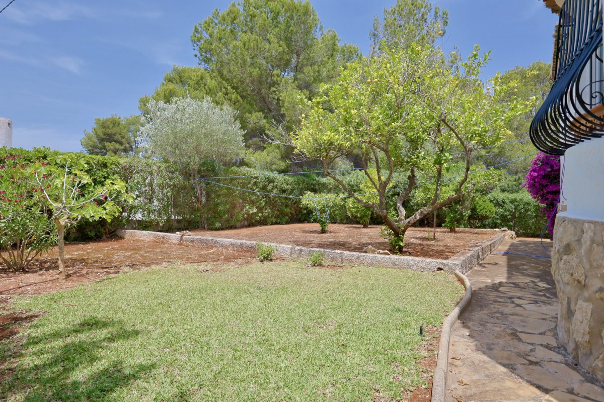 Jardín con césped, limonero y seto perimetral. Se aprecia una fachada de piedra, balcón de hierro forjado y buganvilla. Jardín con césped, limonero y seto perimetral. Se aprecia una fachada de piedra, balcón de hierro forjado y buganvilla.