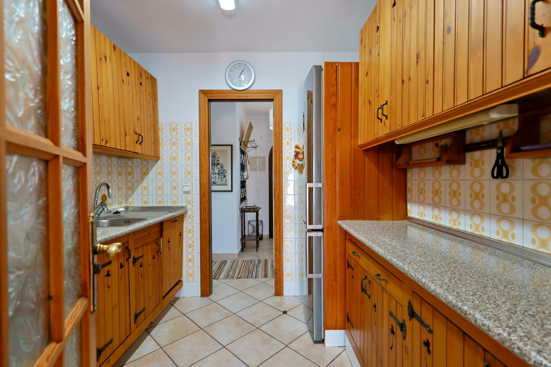 Cocina rústica con muebles de madera y encimera de granito.