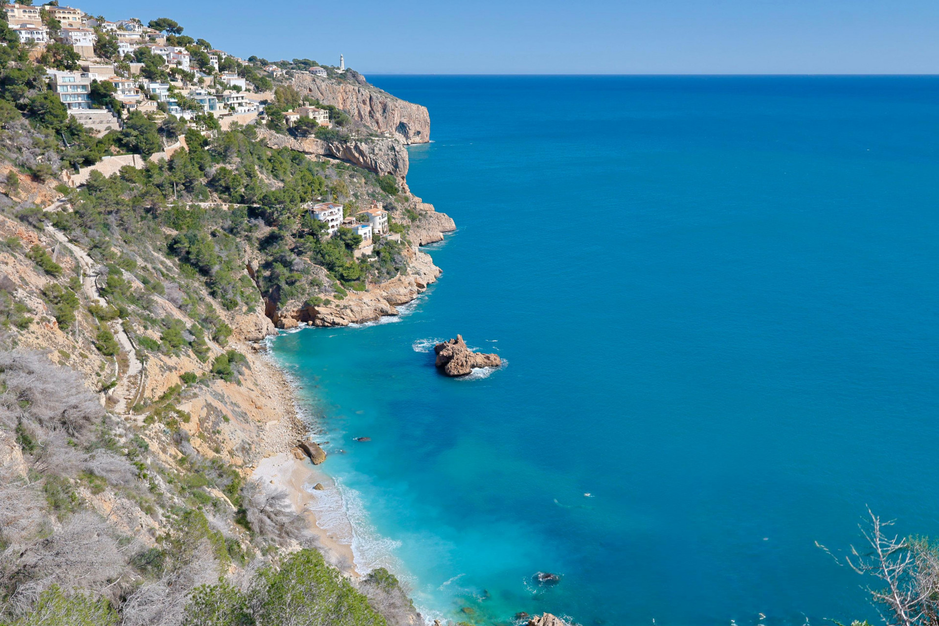 Vista panorámica de la costa rocosa de Jávea y sus aguas turquesas.