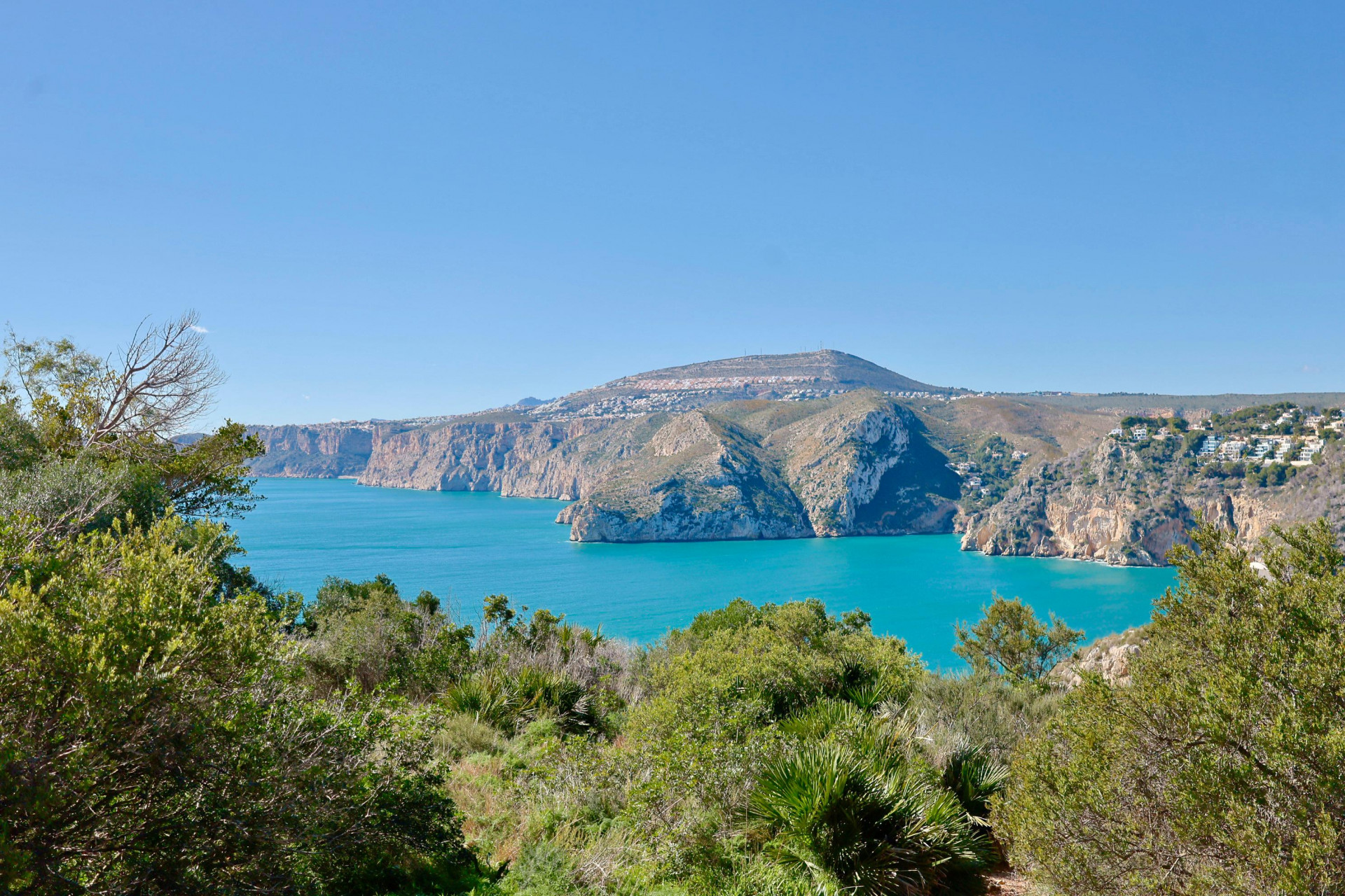 Vistas panorámicas de la costa rocosa y el mar Mediterráneo desde la exuberante vegetación de Jávea.