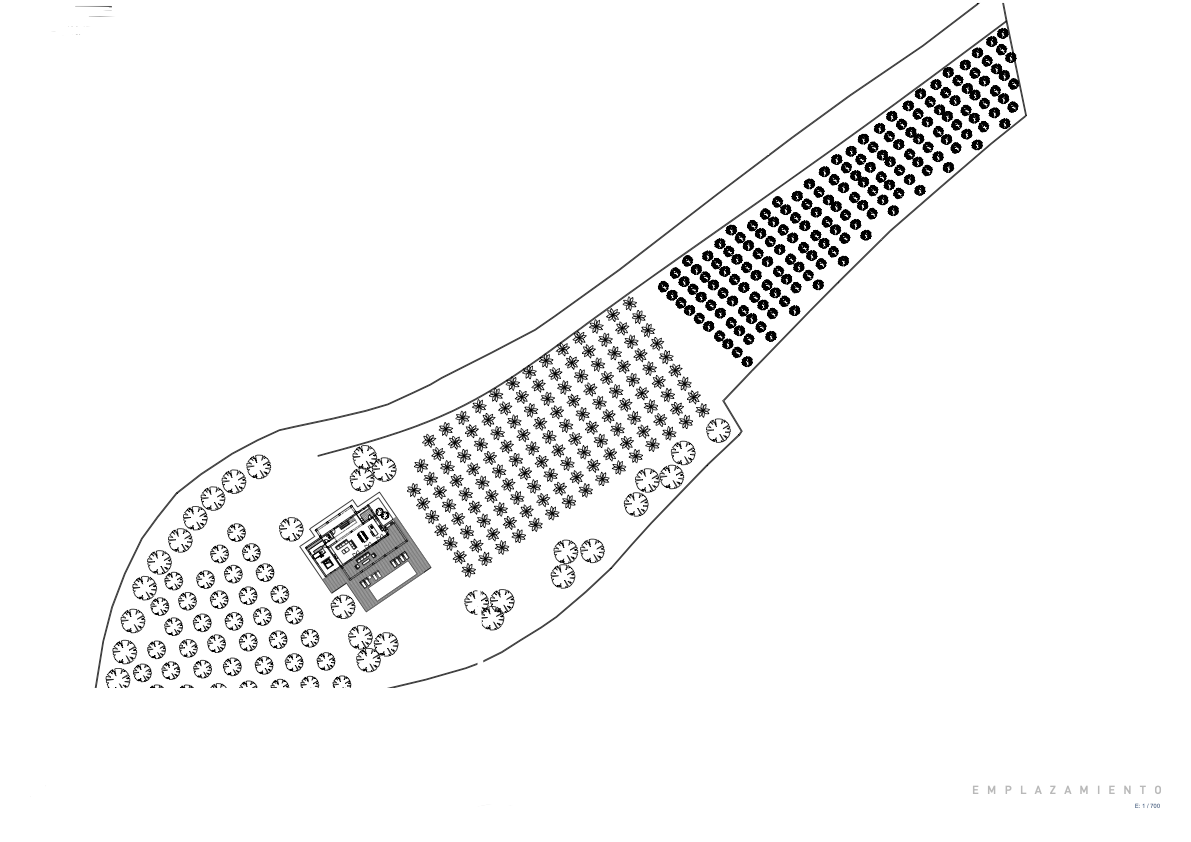 Plano de emplazamiento a escala 1:700 que detalla la ubicación de la villa, la piscina y la extensa parcela con una densa plantación de árboles mediterráneos.