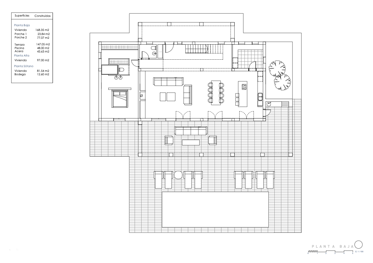 Plano detallado de la planta baja que muestra el salón-comedor de planta abierta, cocina con isla, dormitorio principal y la amplia terraza con piscina de 48 m2.