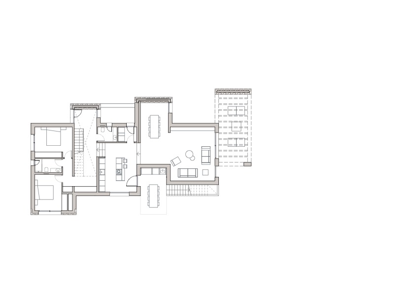 Plano arquitectónico de la planta principal que muestra la distribución del salón-comedor, cocina con isla, dormitorios con baño en suite y amplias zonas de terraza.