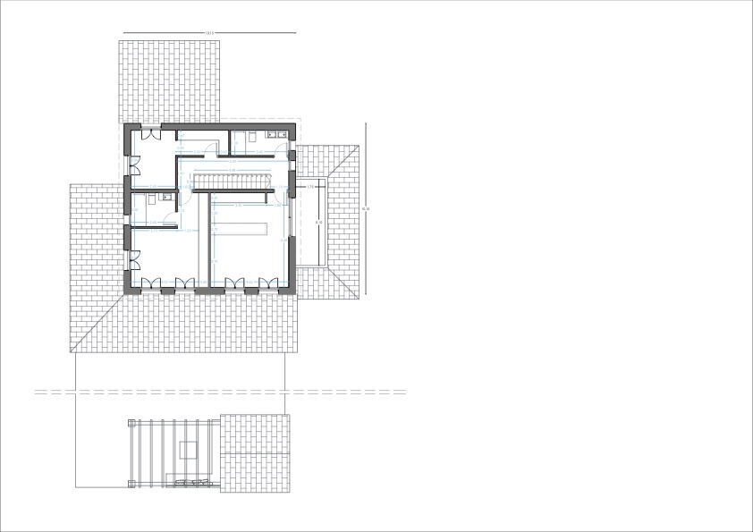Plano técnico detallado que muestra la distribución de la planta, incluyendo medidas precisas, escaleras centrales y las amplias zonas de terraza exterior.