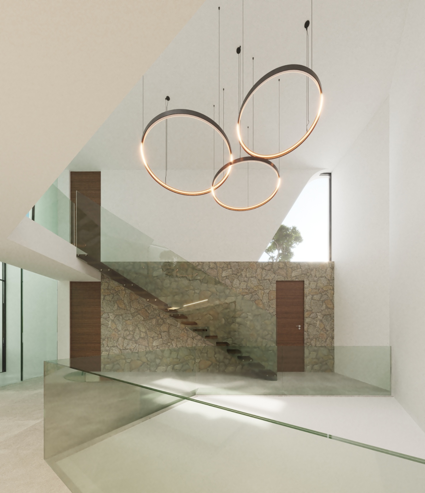 Escalera flotante con peldaños de madera y barandillas de cristal, integrada ante una pared de piedra natural y coronada por lámparas circulares de diseño.