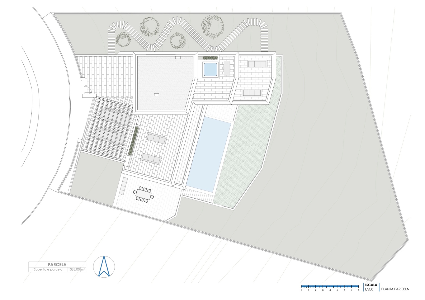 Plano de planta de la parcela de 1.383 m² que muestra la distribución exterior, la piscina infinita, las amplias terrazas y las zonas ajardinadas de la villa.