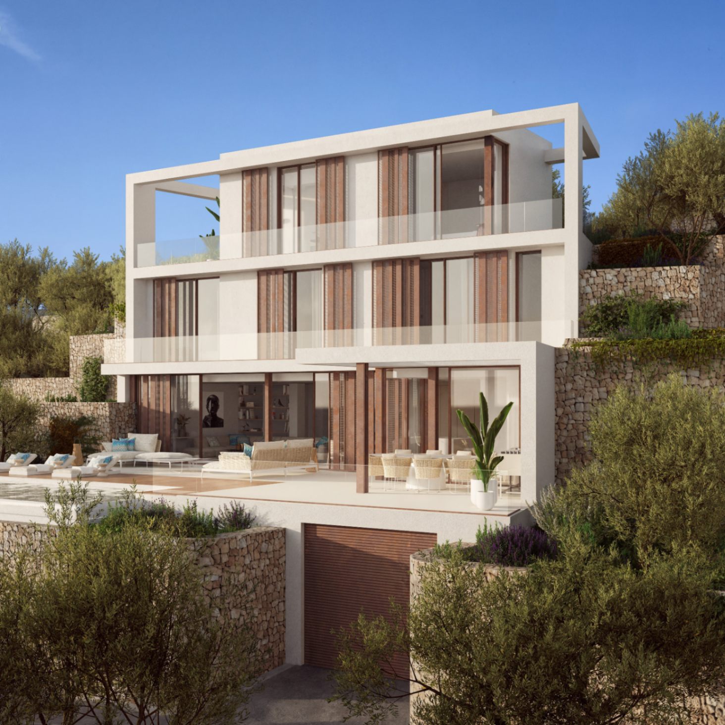Fachada de tres niveles con muros de piedra seca, carpintería de madera y amplios ventanales. La terraza principal integra la piscina y zonas de estar frente al paisaje.