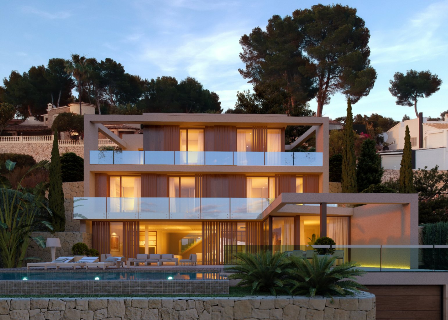 Vista frontal de villa moderna con piscina iluminada y balcones de vidrio en Benissa.