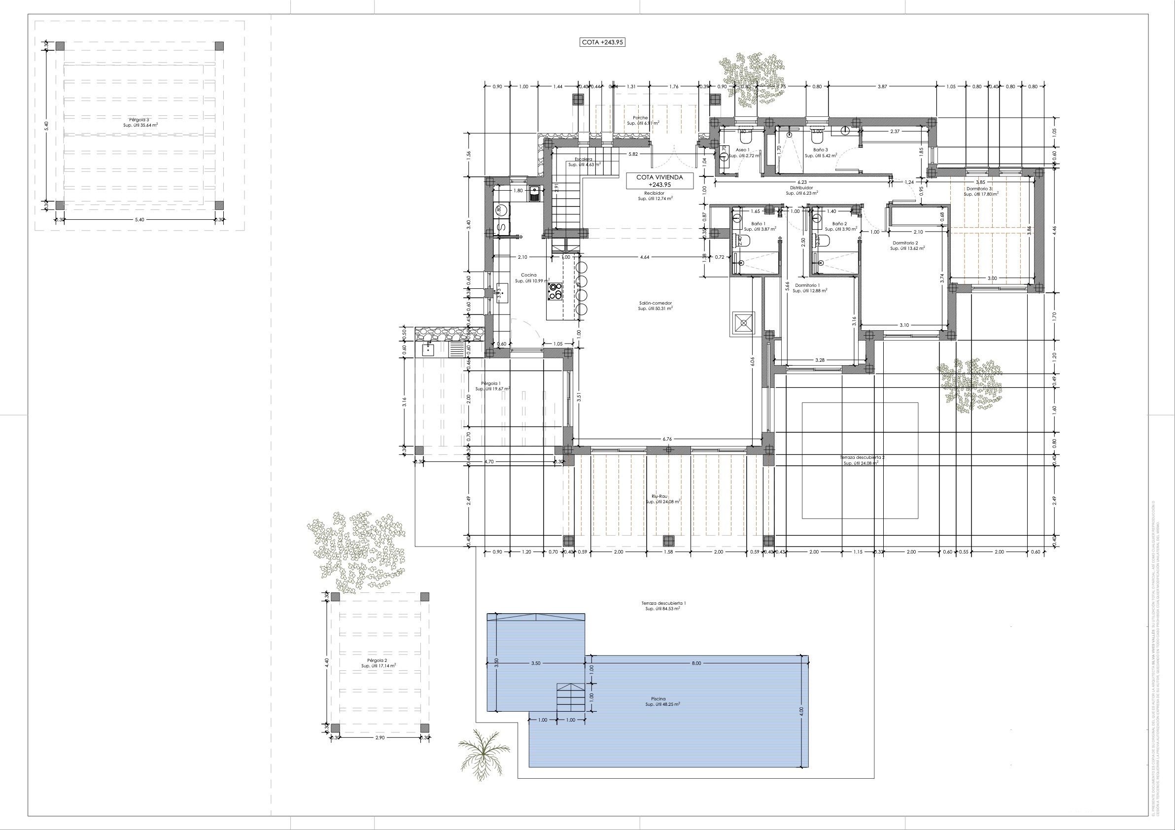 Plano detallado de la planta principal que muestra la distribución de tres dormitorios con baños en suite, cocina abierta, salón-comedor y amplias terrazas con piscina.