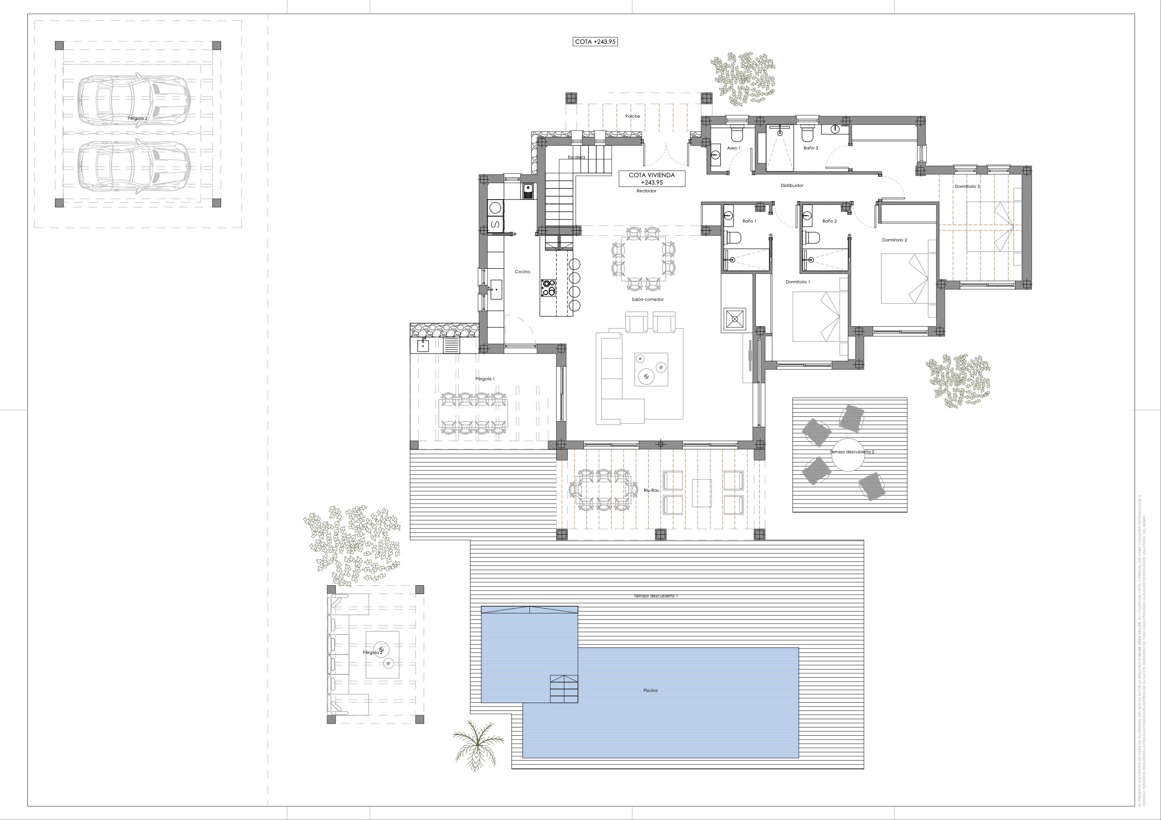Plano técnico de la planta principal con tres dormitorios en suite, zona de día diáfana y extensas áreas exteriores que incluyen piscina, terrazas y aparcamiento bajo pérgola.