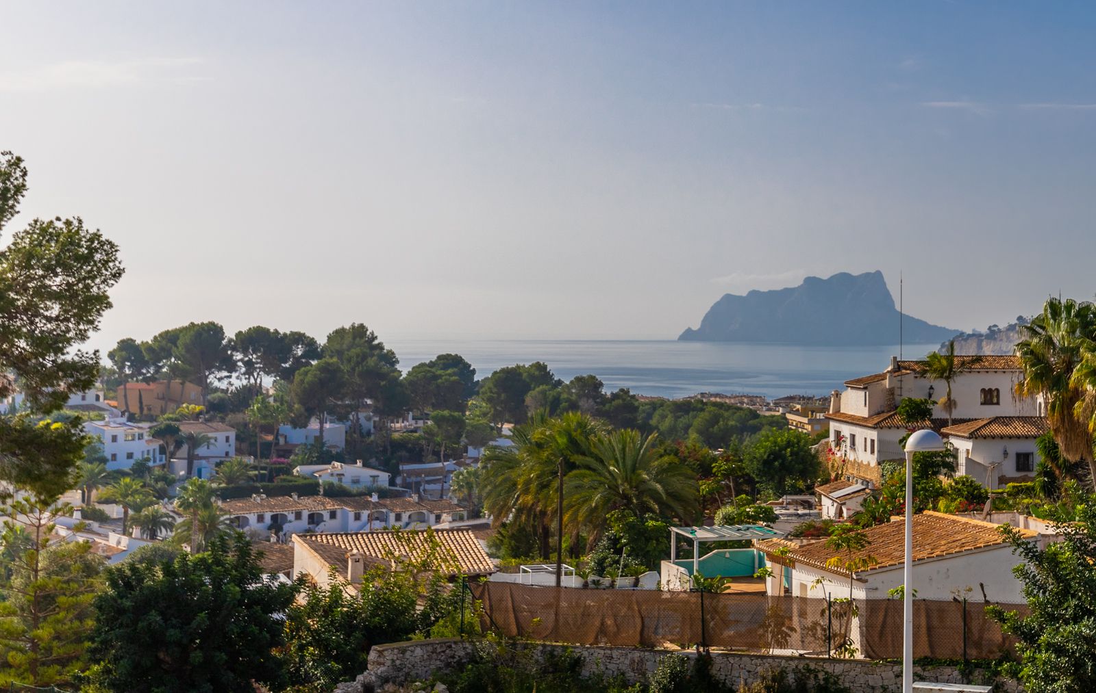 Vistas panorámicas al mar Mediterráneo y al Peñón de Ifach desde la propiedad, rodeada de vegetación autóctona y arquitectura tradicional de Moraira.
