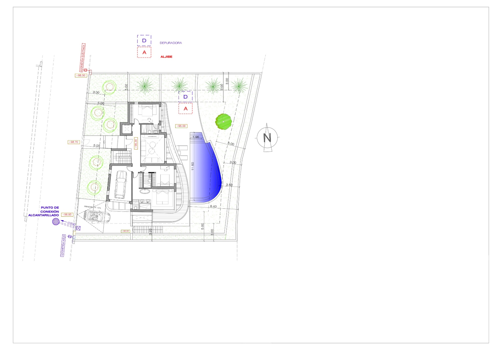 Plano técnico de la planta baja y exteriores que detalla la distribución de los dormitorios, el garaje integrado y la piscina de diseño orgánico en la parcela.