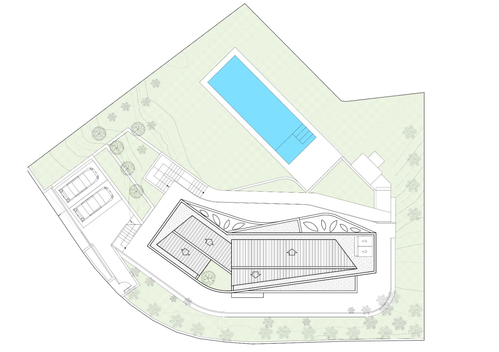 Plano de emplazamiento que muestra la arquitectura curva de la villa, la piscina rectangular, el aparcamiento doble y la distribución del jardín en la parcela.