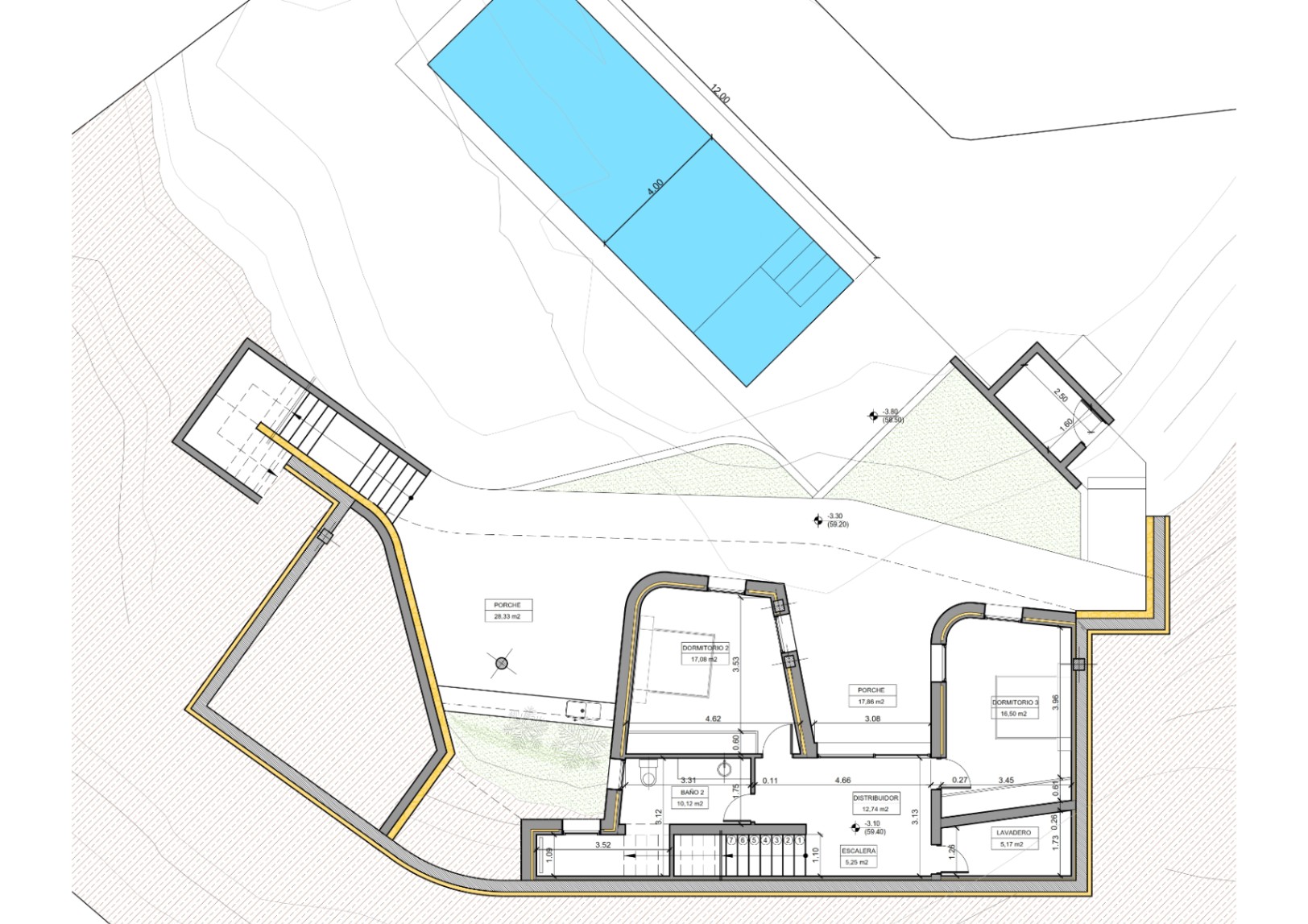 Plano técnico de la planta inferior que detalla dos dormitorios, un baño, lavadero y porches cubiertos frente a la piscina rectangular de 12x4 metros.
