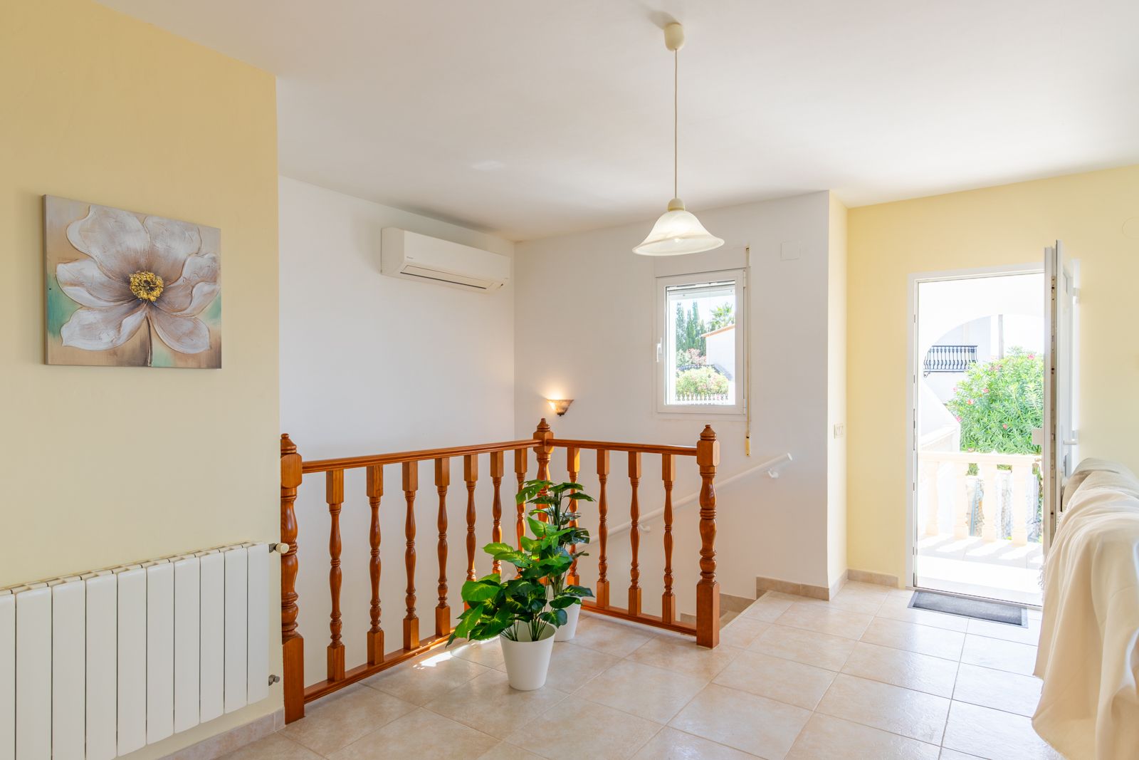 Distribuidor luminoso con suelos cerámicos, barandilla de madera torneada y acceso directo a la terraza. Incluye climatización por split y calefacción mediante radiador.