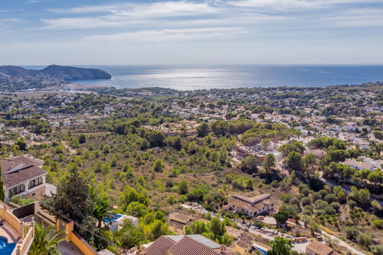 Vistas panorámicas al mar Mediterráneo y al Cap d'Or desde Benimeit, mostrando el entorno natural y la costa de Moraira bajo un cielo despejado.