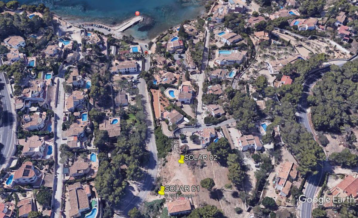 Vista aérea que muestra la ubicación de las parcelas Solar 01 y Solar 02, situadas a escasa distancia de Cala Advocat y rodeadas de vegetación mediterránea.