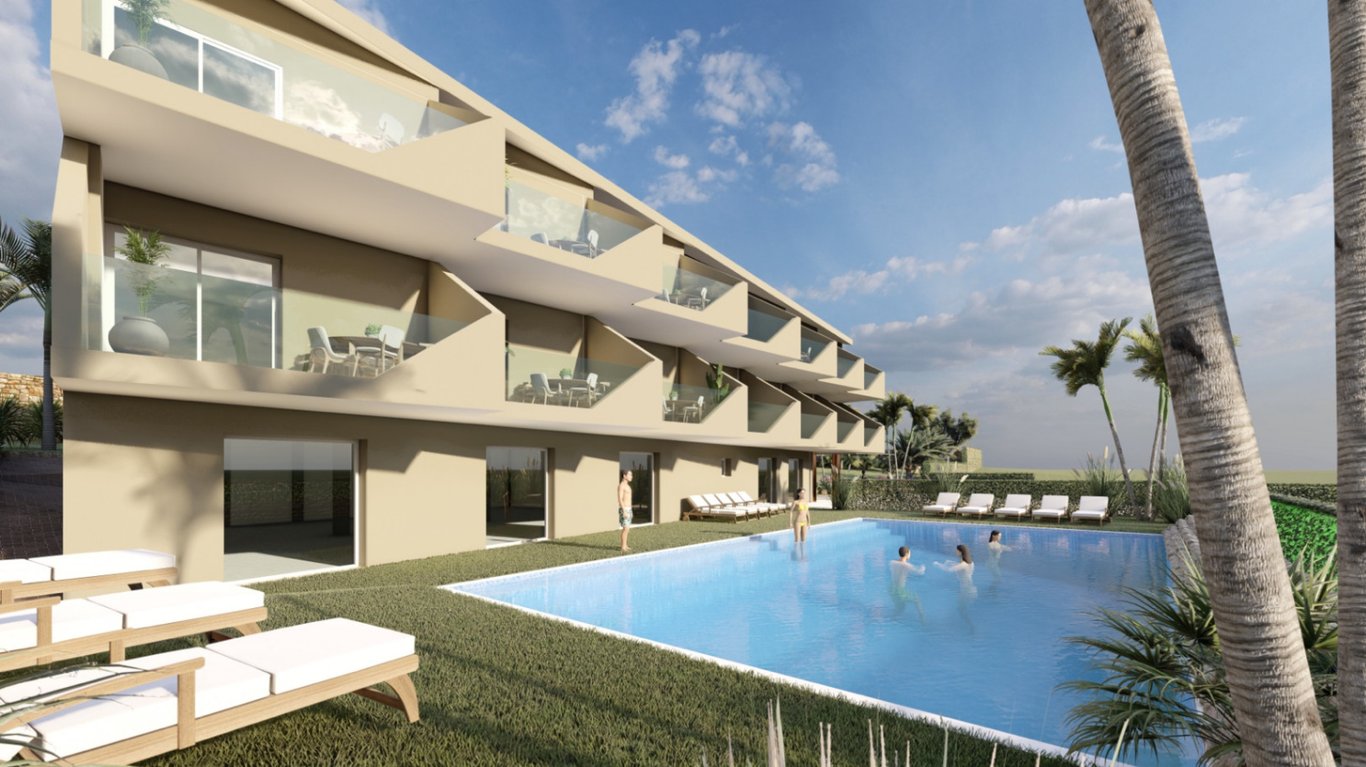Fachada moderna de tres niveles con balcones geométricos y barandillas de cristal frente a una piscina rectangular rodeada de césped y tumbonas de madera.