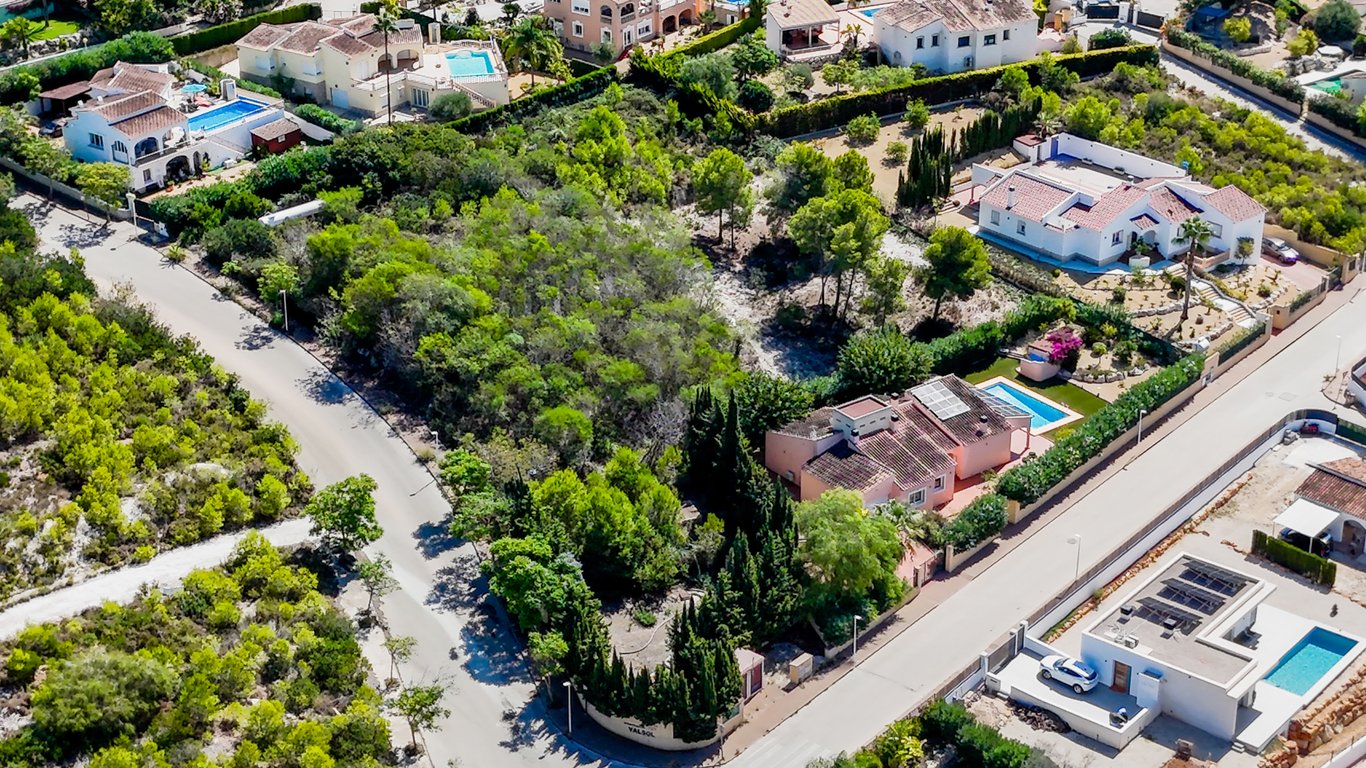 Vista aérea de la propiedad que destaca la distribución en una planta, la piscina privada y la instalación de paneles solares en una parcela totalmente vallada.
