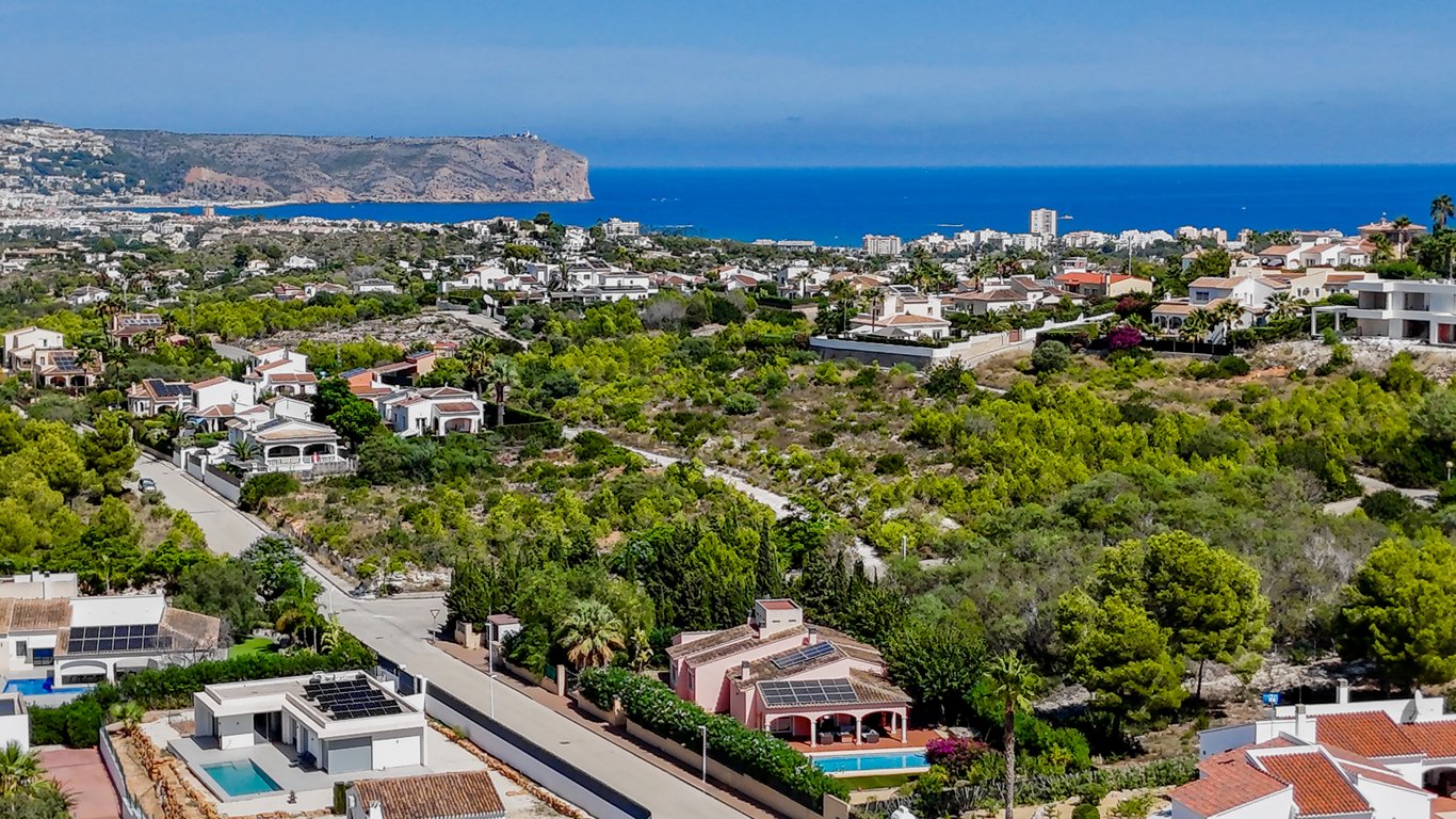 Vista aérea de la villa en Jávea, destacando los paneles solares, la piscina privada y las vistas panorámicas hacia el mar Mediterráneo y el Cabo de San Antonio.