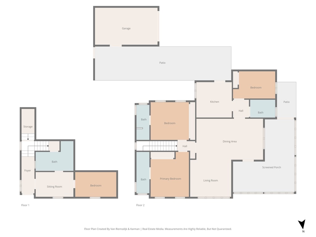 Plano detallado de las dos plantas de la villa, mostrando la distribución de los 4 dormitorios, 4 baños, la amplia zona de estar en L y el porche acristalado.