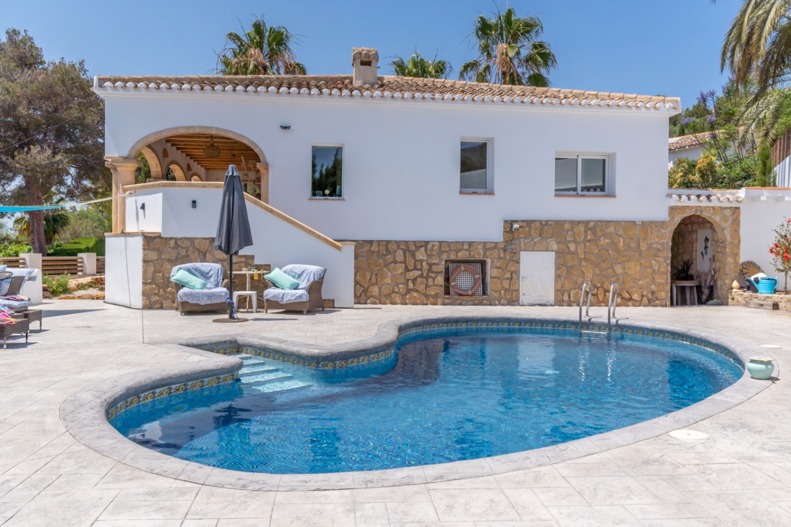 Villa en Jávea con Piscina Privada y Vistas a la Montaña