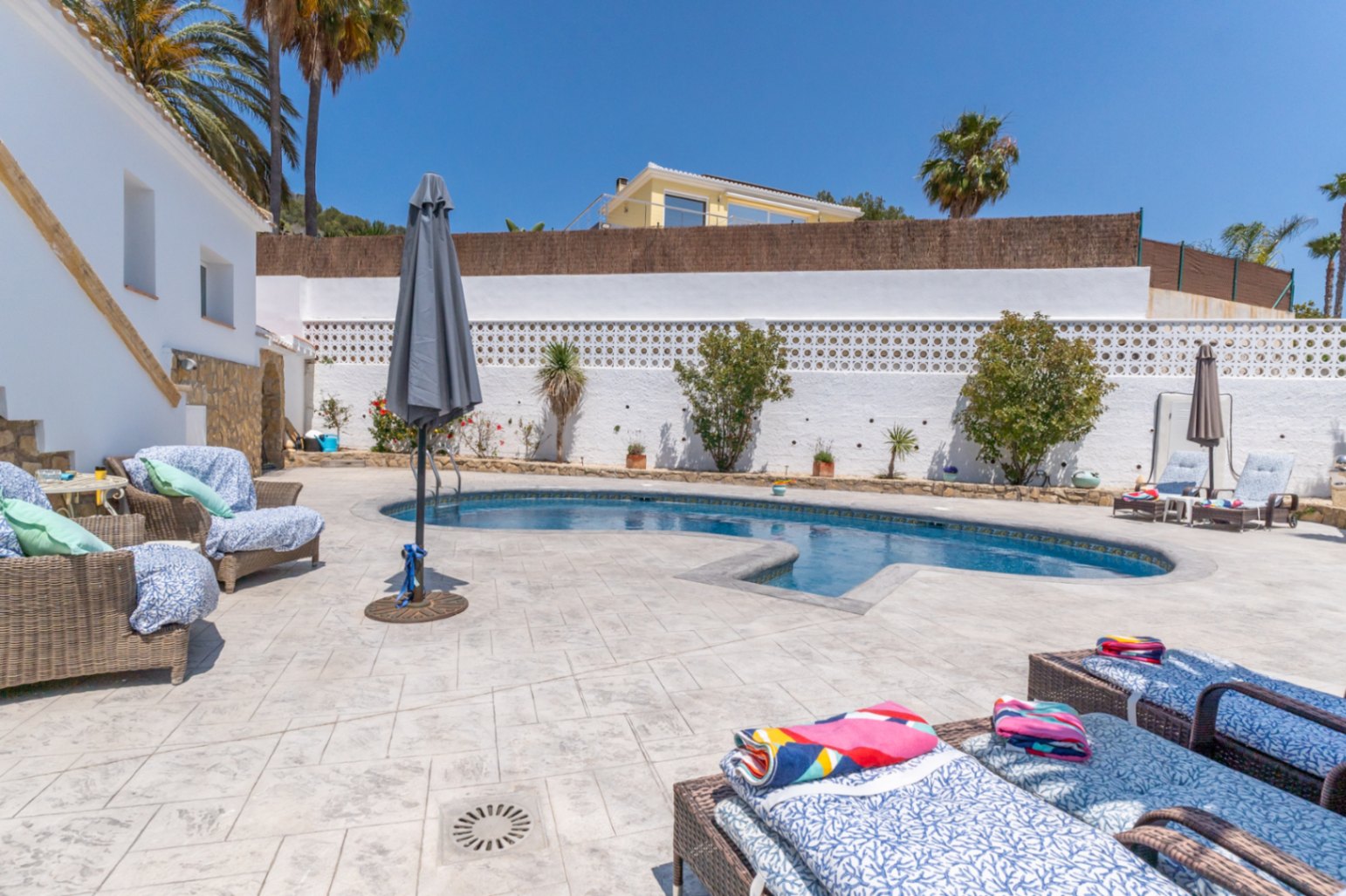 Villa en Jávea con Piscina Privada y Vistas a la Montaña