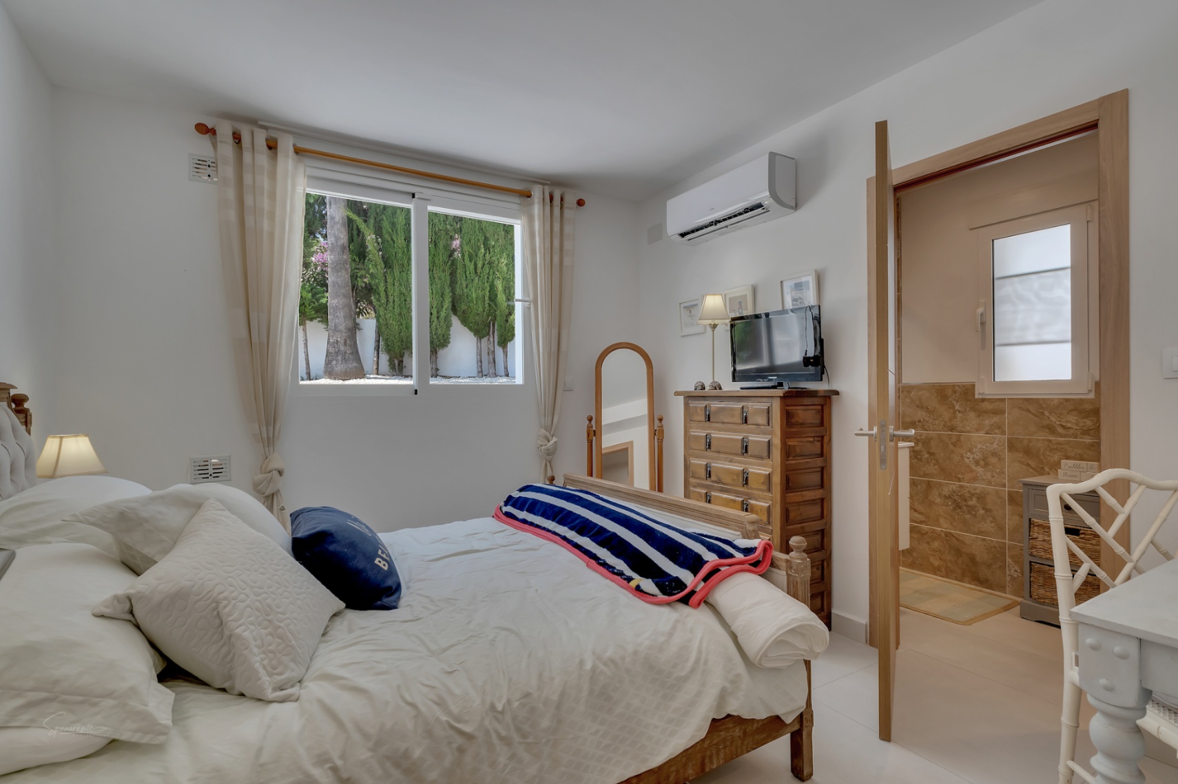 Villa en Jávea con Piscina Privada y Vistas a la Montaña