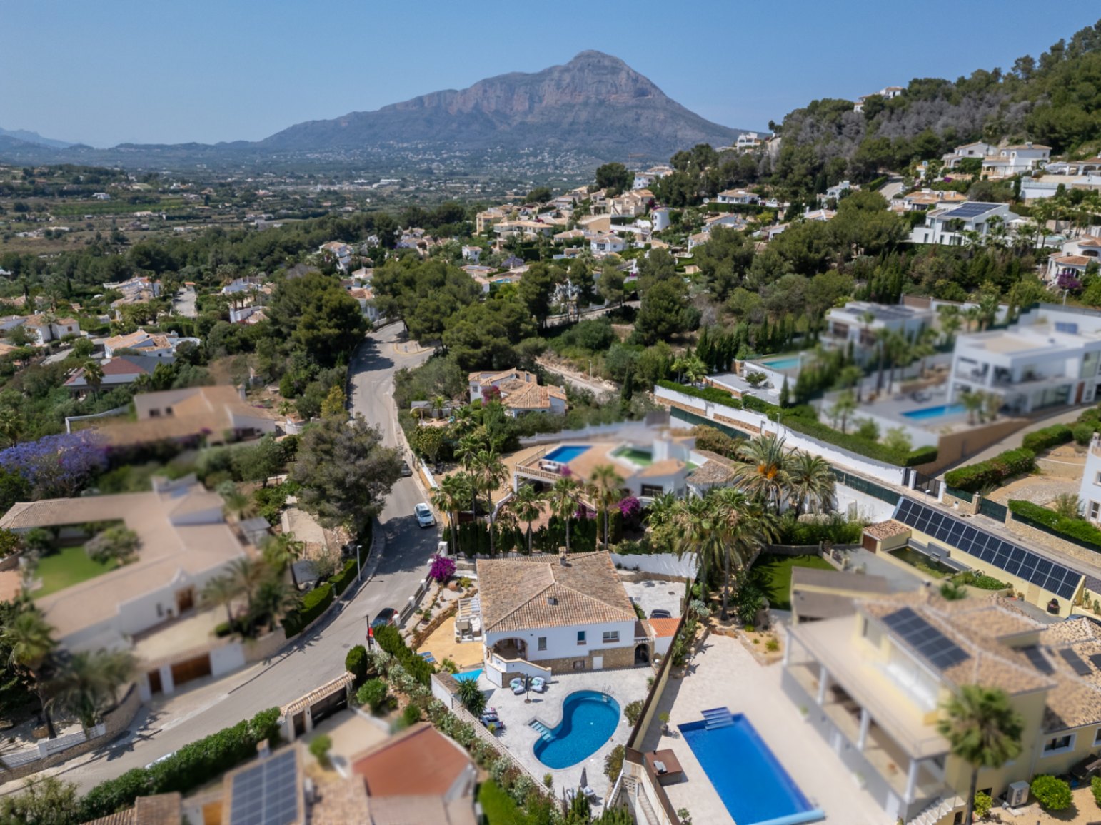 Villa en Jávea con Piscina Privada y Vistas a la Montaña