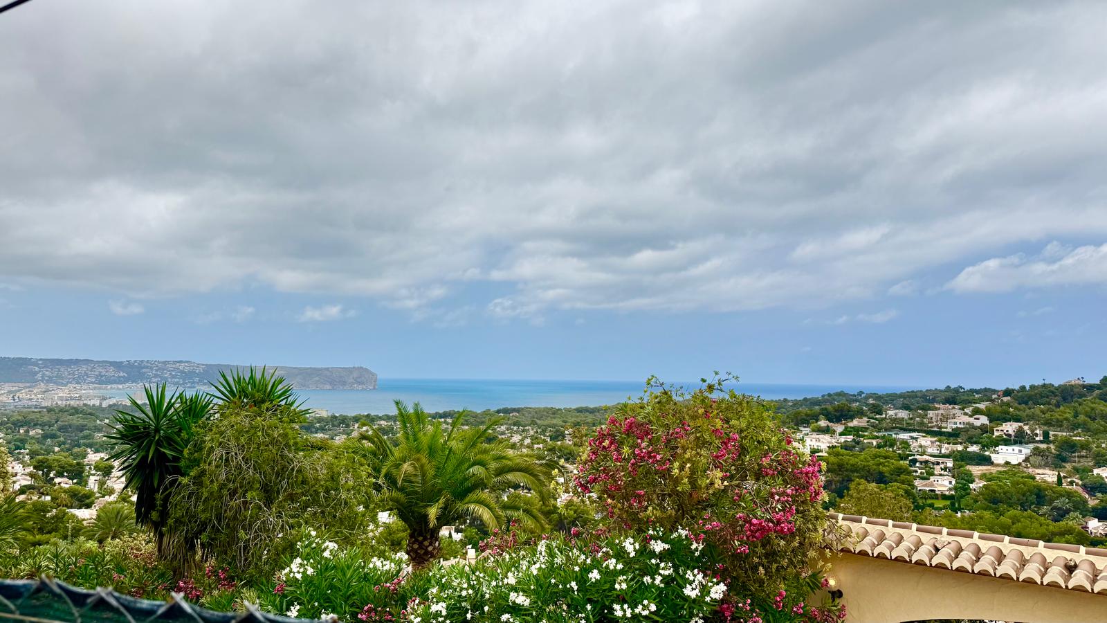 Vistas panorámicas al mar Mediterráneo y al Cabo de San Antonio desde la vivienda, rodeada de vegetación autóctona y jardines maduros.