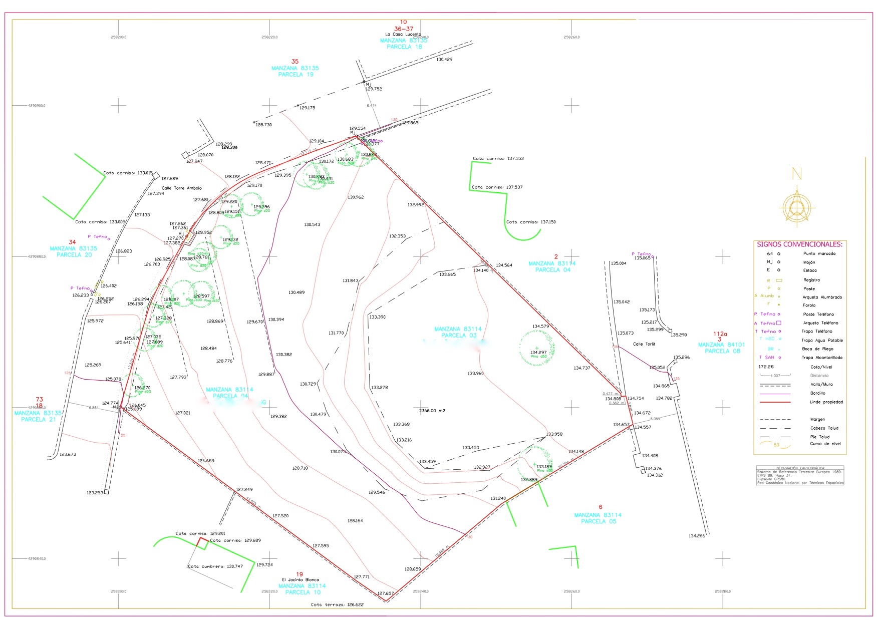 Plano topográfico detallado de las parcelas en Costa Nova, mostrando curvas de nivel, linderos de propiedad, vegetación existente y accesos desde viales públicos.