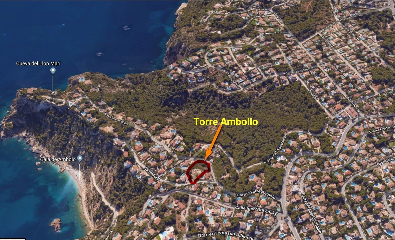 Vista aérea de las parcelas en Torre Ambolo, Jávea, señaladas en rojo cerca de la Cala de Ambolo y los acantilados con vistas al mar Mediterráneo.