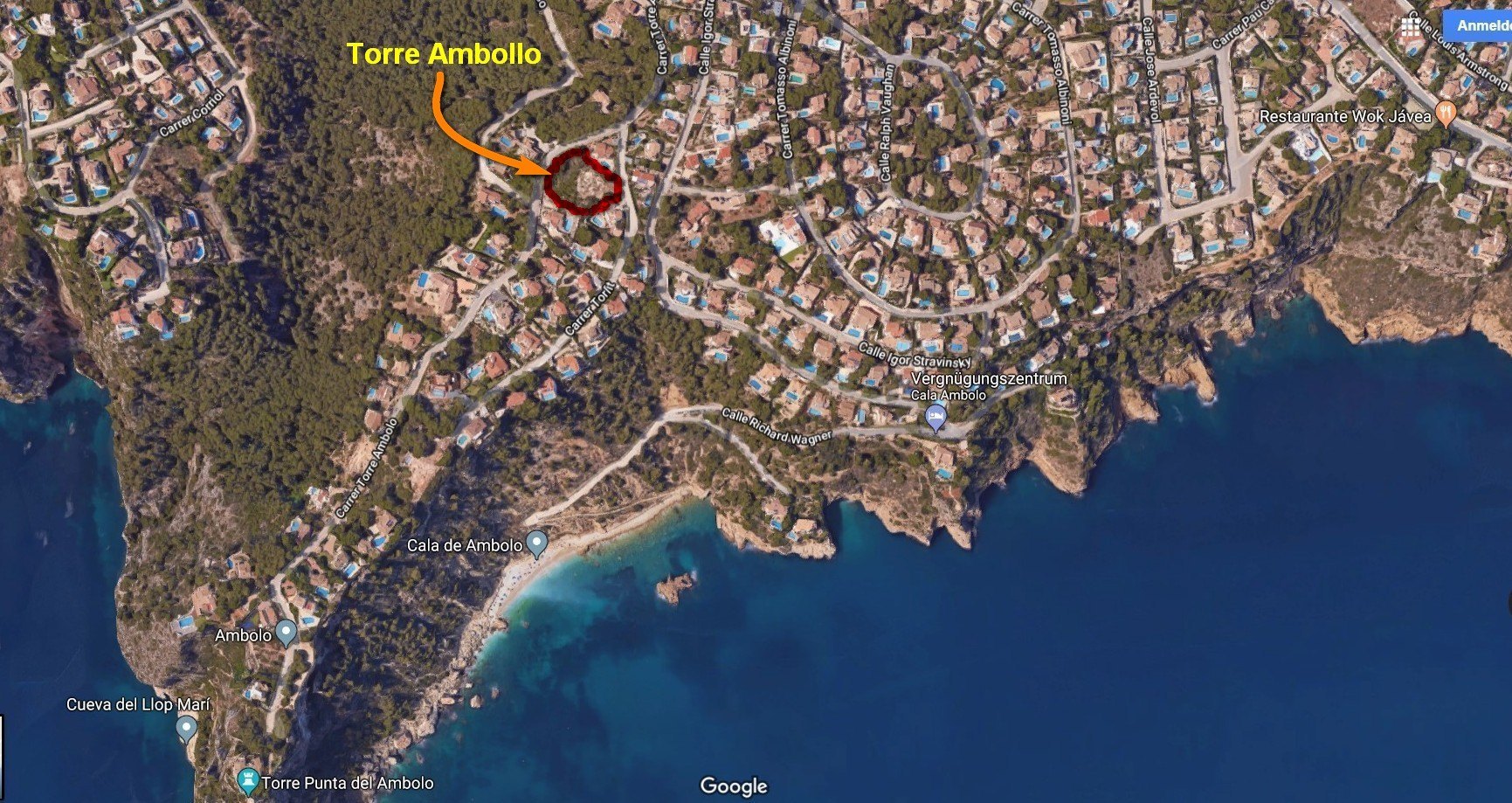 Vista aérea por satélite que señala la ubicación exacta de las parcelas en la zona de Ambolo, mostrando su cercanía a la costa escarpada y Cala de Ambolo en Jávea.