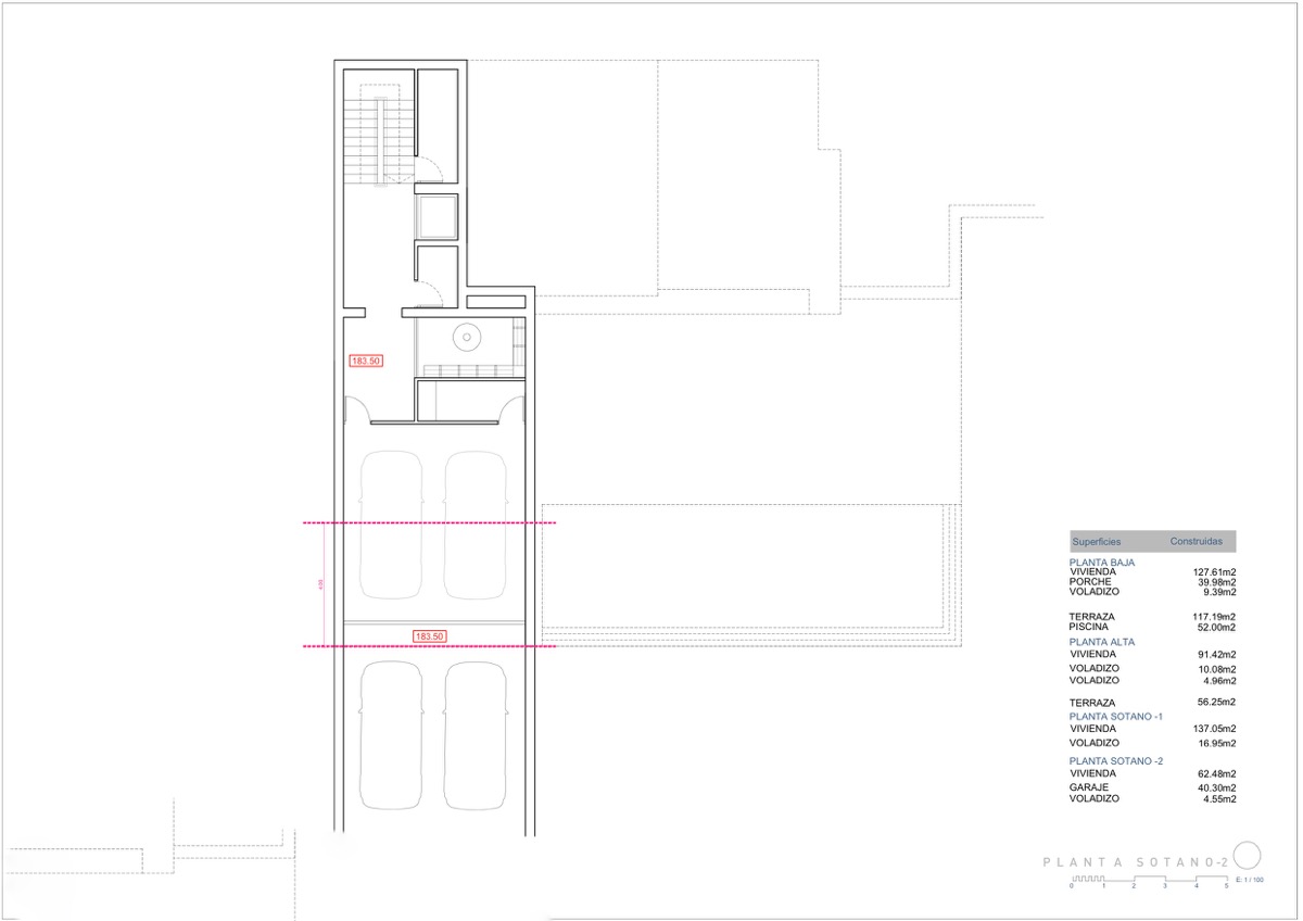 Plano arquitectónico de la planta sótano -2, que detalla el amplio garaje para cuatro vehículos, el núcleo de escaleras y el acceso al ascensor.