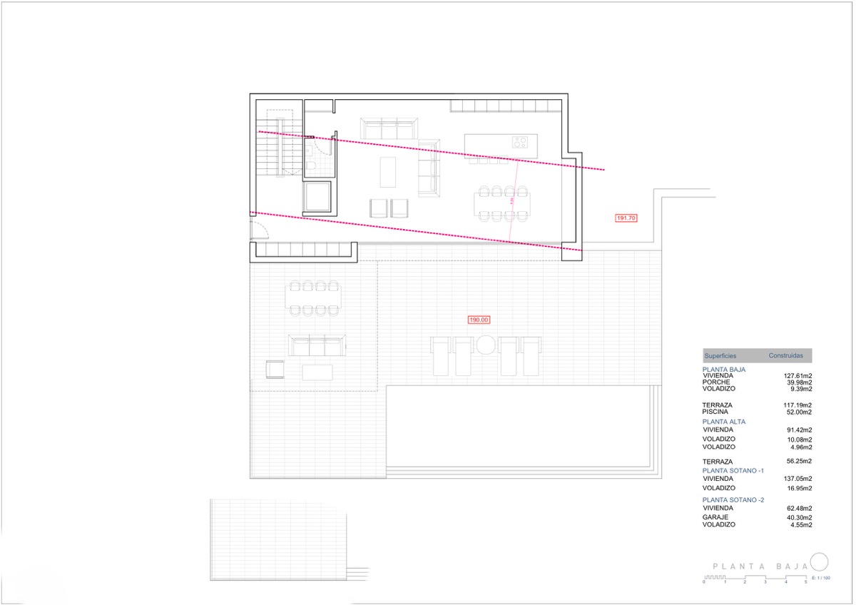 Plano detallado de la planta baja que muestra la distribución de la zona de estar de concepto abierto, cocina, comedor, amplia terraza exterior y piscina privada.