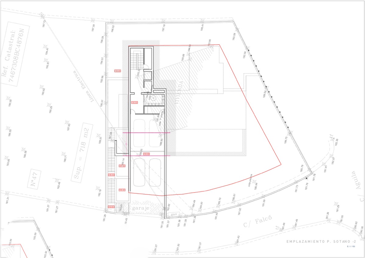 Plano técnico de emplazamiento del nivel sótano -2 que detalla la distribución del garaje, núcleo de escaleras y límites de la parcela en Montemar.