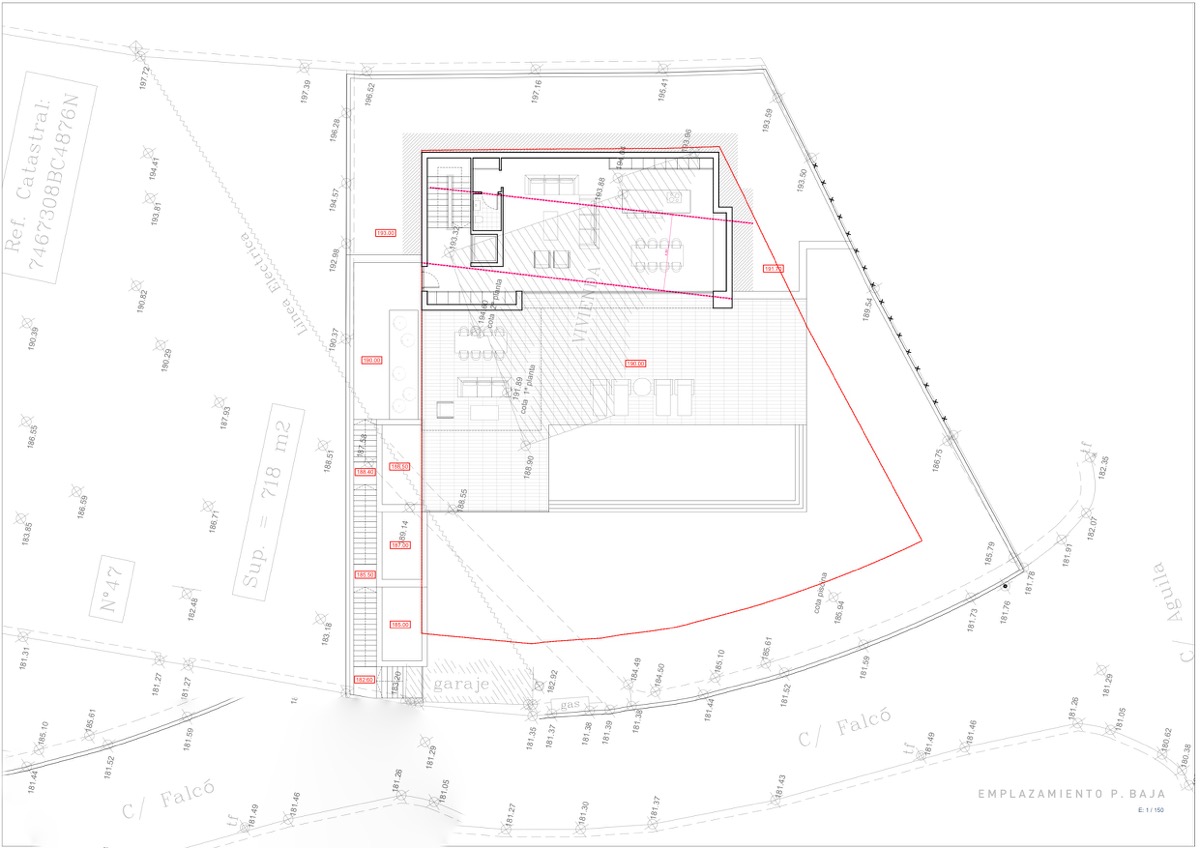 Plano técnico de emplazamiento y planta baja que detalla la distribución de la vivienda, la zona de piscina y los accesos desde la calle Falcó.
