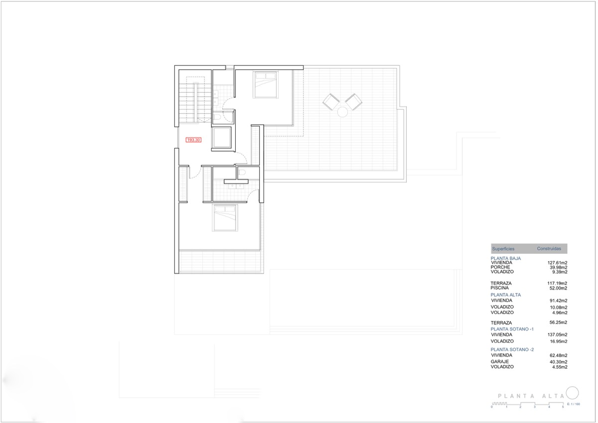 Plano técnico de la planta alta que detalla la distribución de dormitorios con baños en suite, acceso por ascensor y una amplia terraza descubierta.