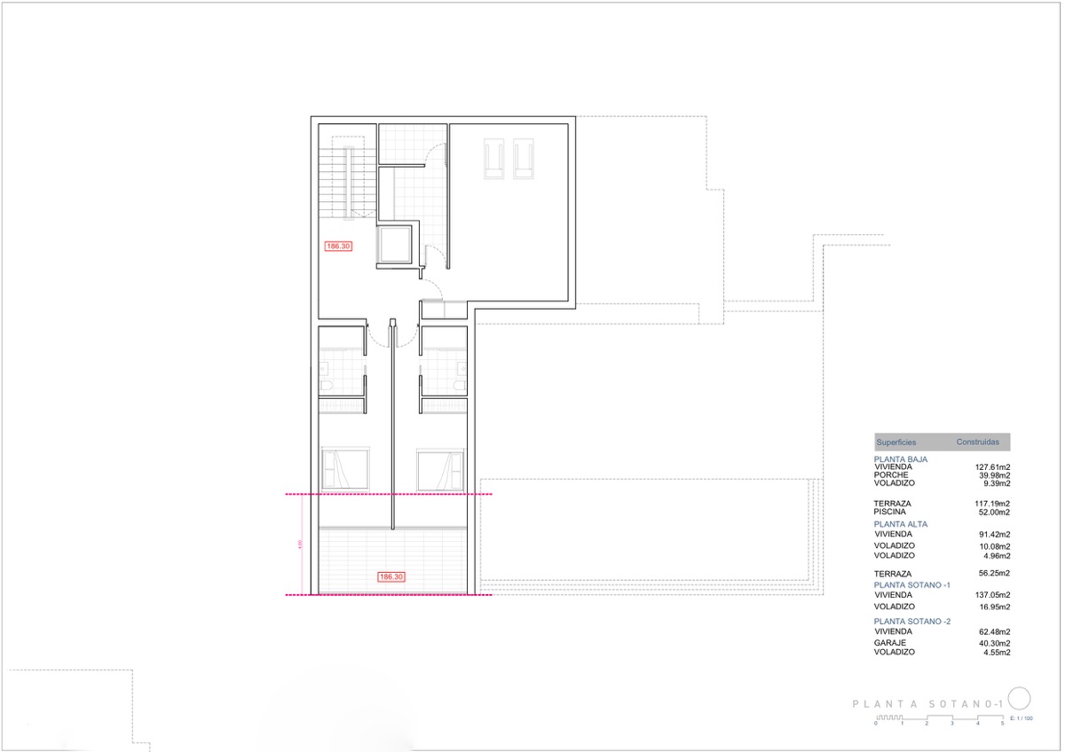 Plano técnico de la planta sótano -1 que detalla dos dormitorios con baños en suite, una zona de gimnasio y el núcleo de conexión con ascensor y escaleras.