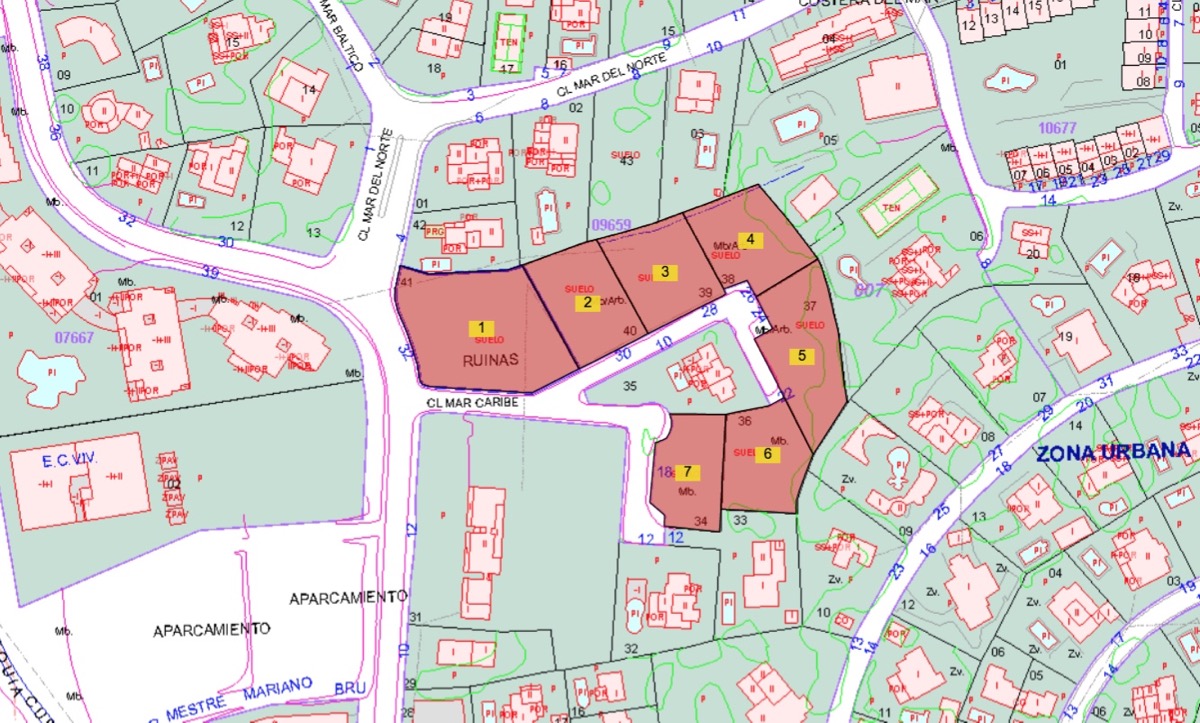 Plano catastral detallado que muestra la división de la parcela en siete sectores numerados, ubicados entre las calles Mar Caribe y Mar del Norte en Moraira.