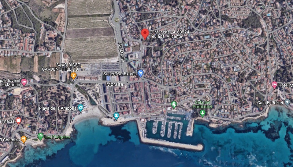 Vista aérea por satélite que muestra la ubicación exacta de la parcela en Moraira, destacando su proximidad al puerto deportivo y a la costa mediterránea.