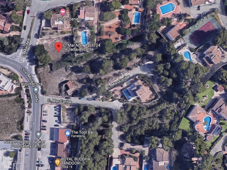 Vista aérea por satélite que señala la ubicación exacta de la parcela en Moraira, mostrando su integración en una zona residencial consolidada cerca de la costa.